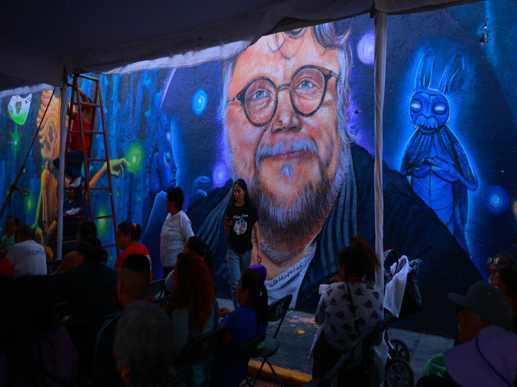 Si eres fan de Guillermo del Toro visita su mural en Iztapalapa