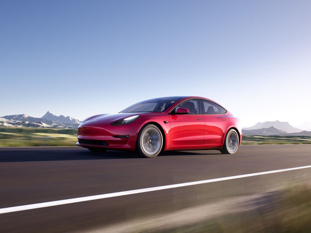 Tesla rojo en carretera