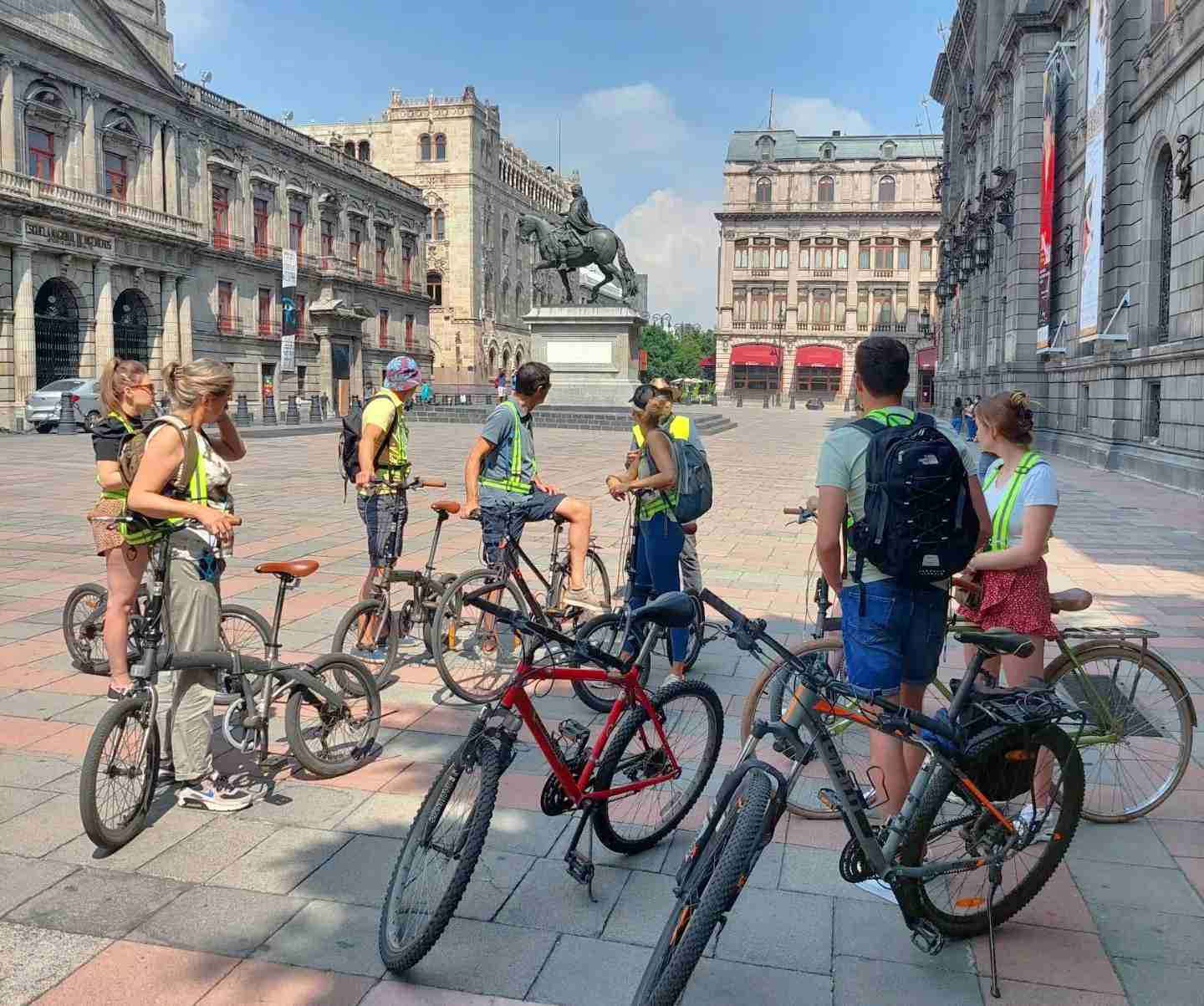 Tour de arquitectura Foto: @toursenbici / IG