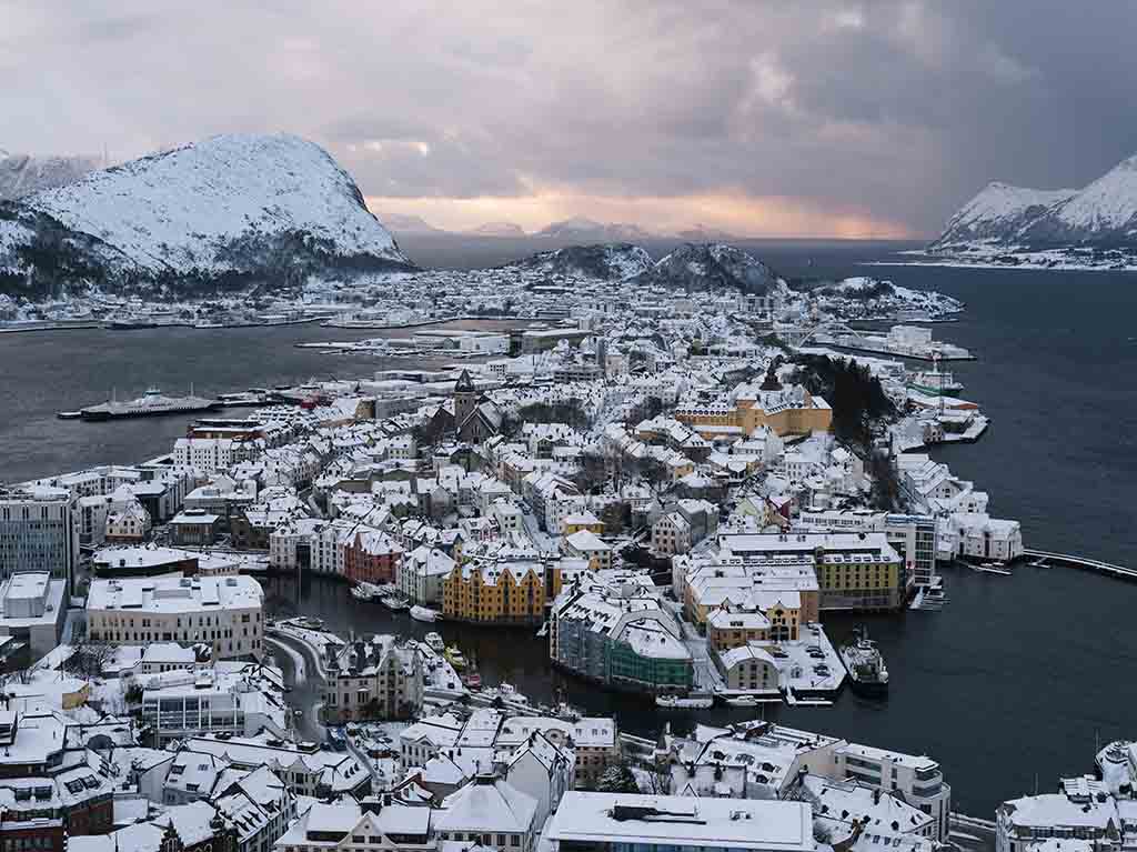 Alesund: 5 cosas que hacer en Noruega. Fiordos, pesca y Art Noveau