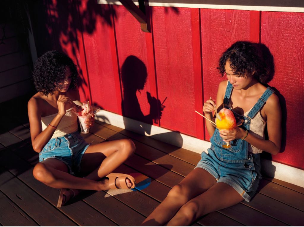 Amigas comiendo helado