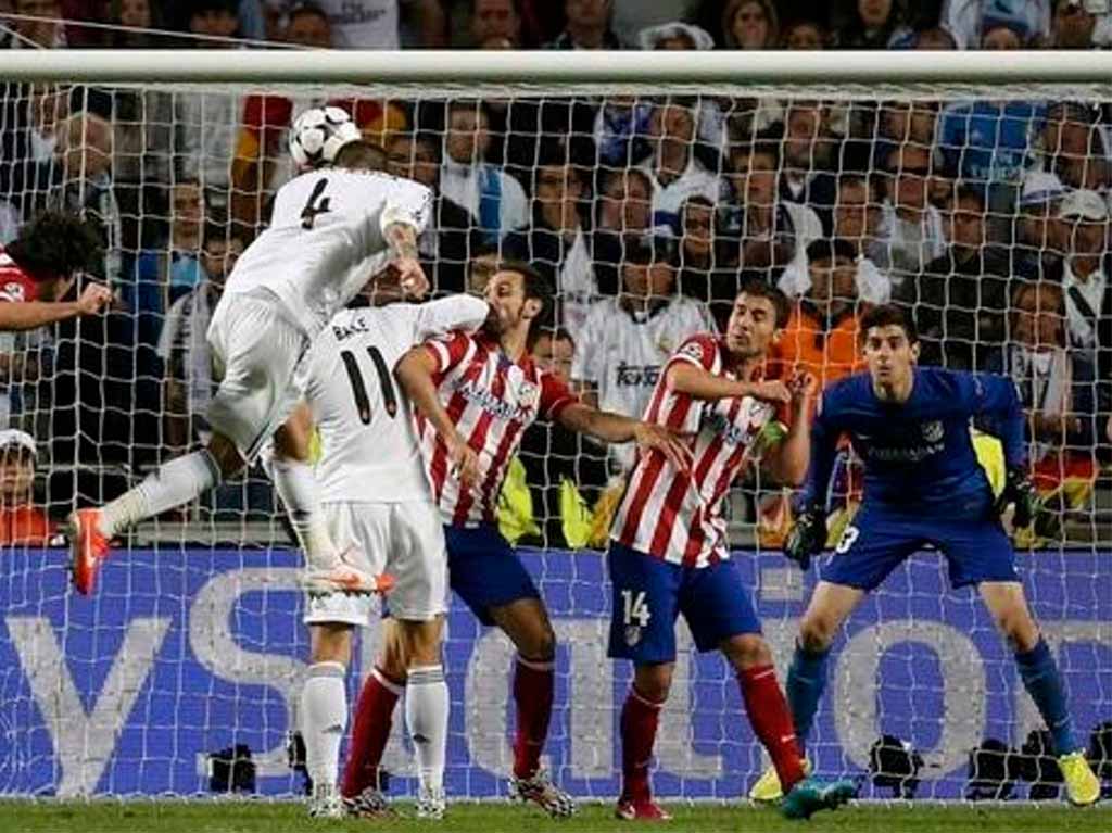 Sergio Ramos del Real Madrid anotando vs el Atlético de Madrid en la Champions League