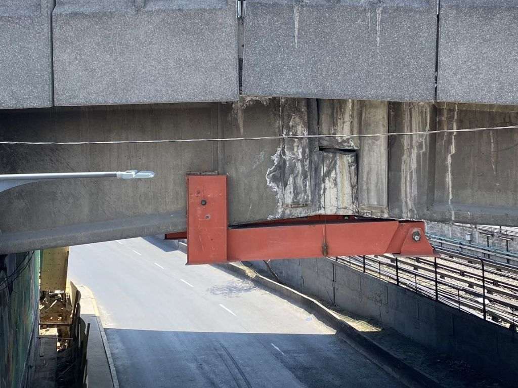 Refuerzos metálicos en la estación del metro Pantitlán