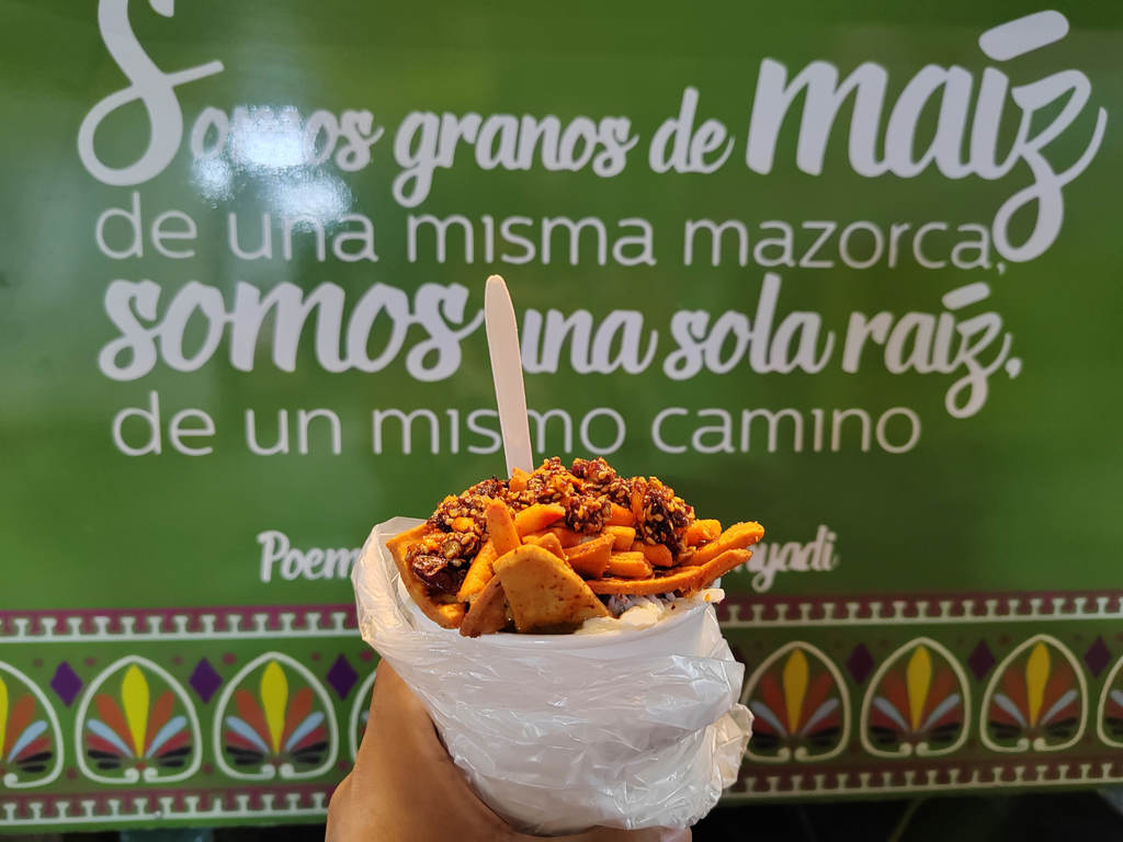 Esquisites en Iztapalapa: esquites sabor chorizo y dos chiles, con polvitos sazonadores y toppings.