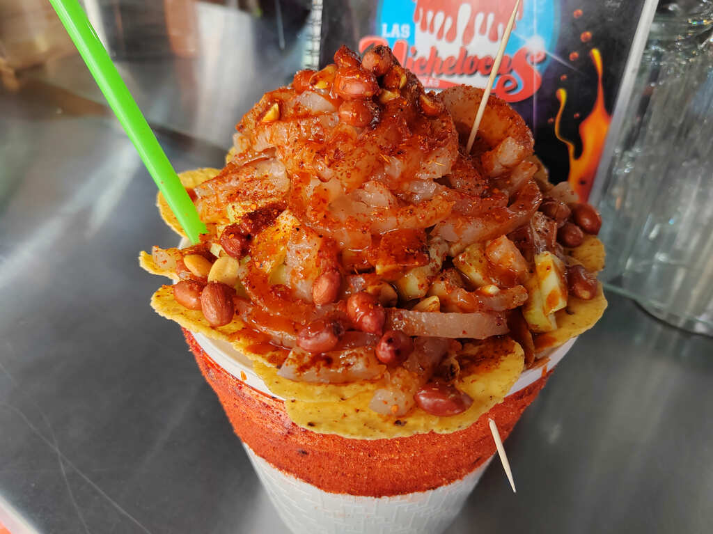 Las Michelocas: micheladas con cueritos, papas, gomitas y camarón en Iztapalapa