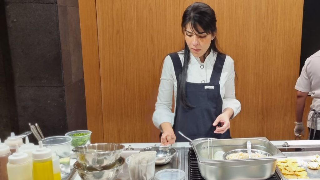 Chef Gaby Ruiz preparando exquisitos platos con los cuchillos Victorinox Swiss Modern