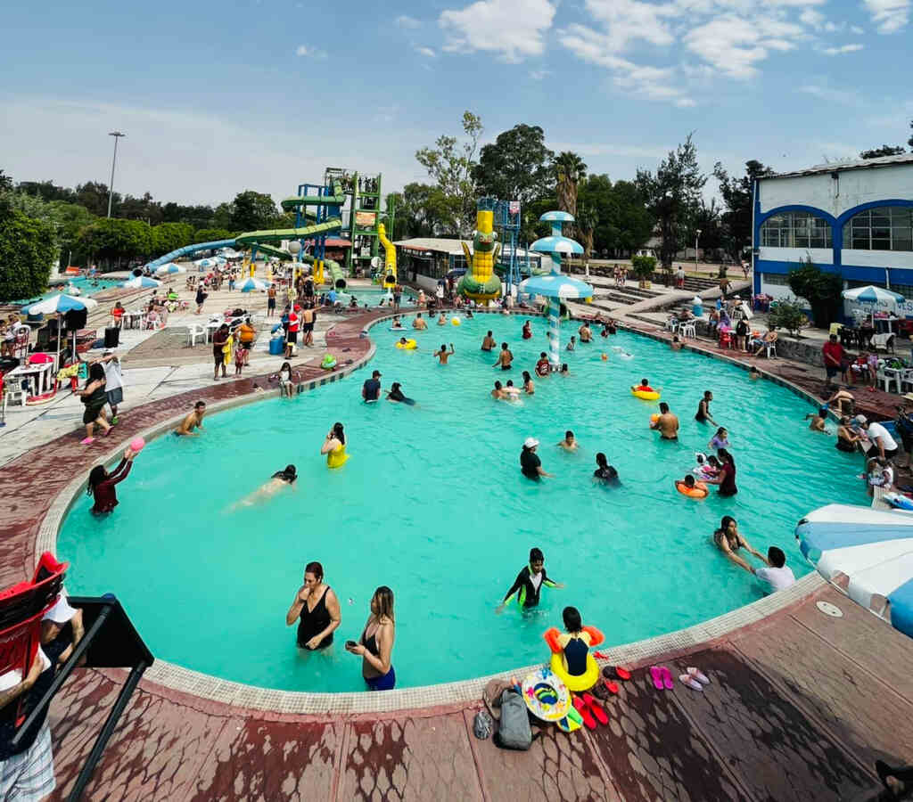 Conoce las albercas y parques acuáticos de CDMX donde puedes refrescarte en esta época calurosa.