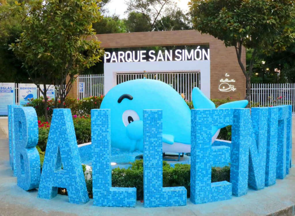 Conoce las albercas y parques acuáticos de CDMX donde puedes refrescarte en esta época calurosa.