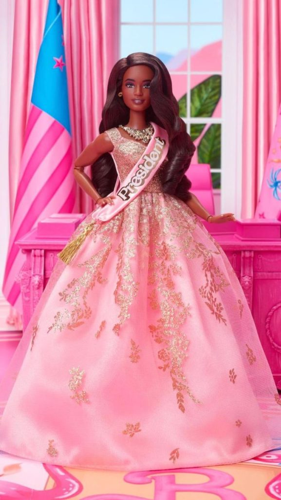 Barbie presidenta con vestido rosa y dorado