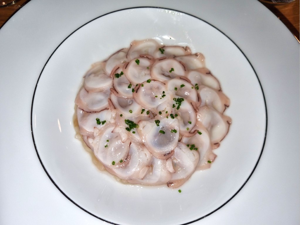 Arroz cremoso de almejas con carpaccio de pulpo marinado del nuevo menú de Garum