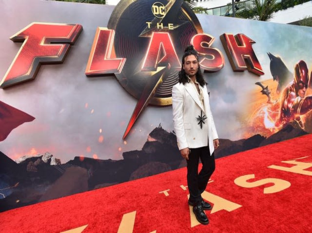 Ezra Miller reaparece en la alfombra roja de Flash