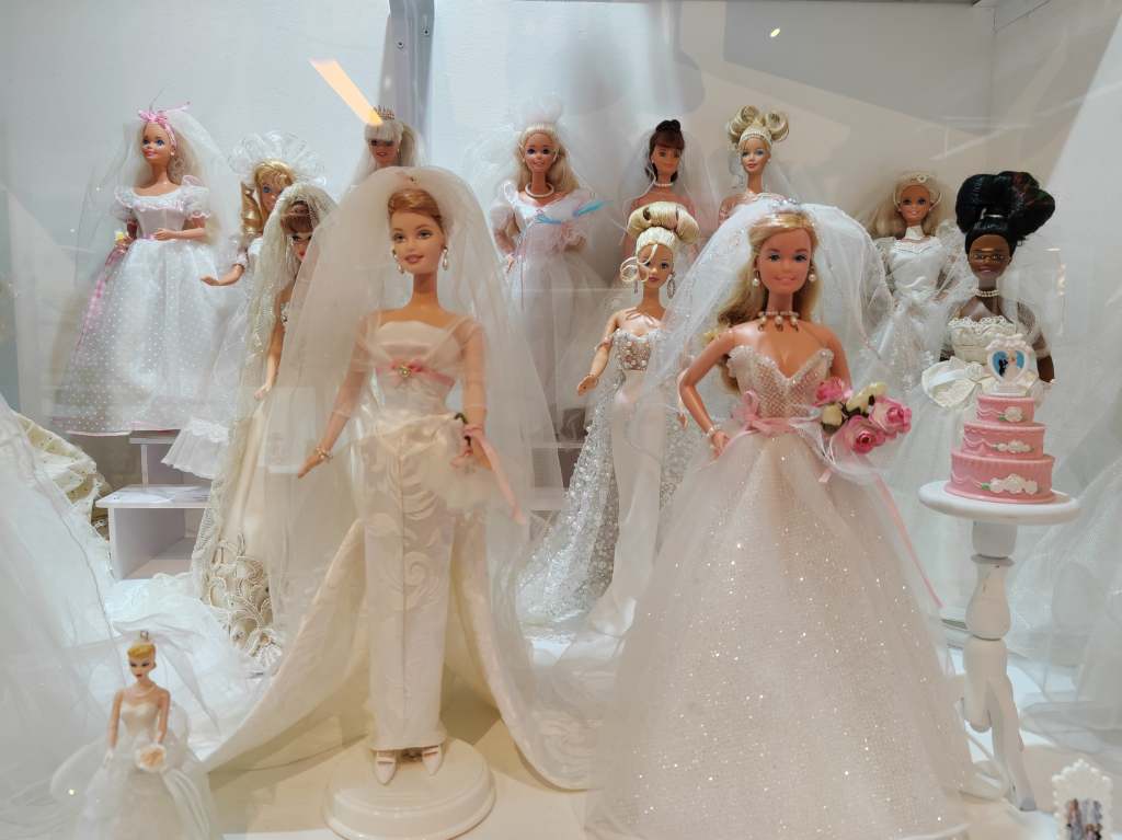 Exposición de muñecas Barbie en la Torre latinoamericana
