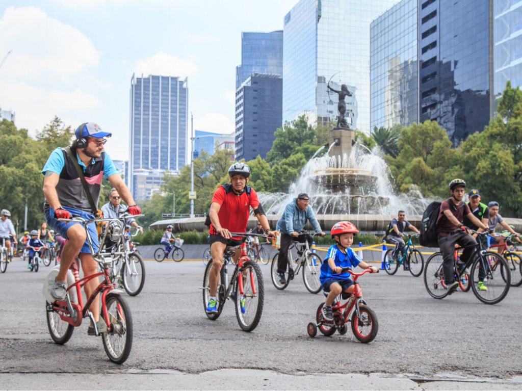 Ruta rodada ciclista paseo dominical en Coyoacán