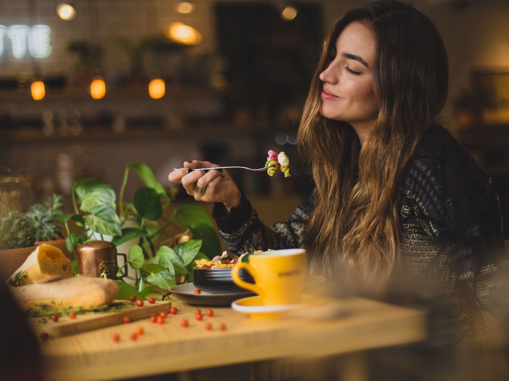 propuestas-culinarias-mujer-comiendo