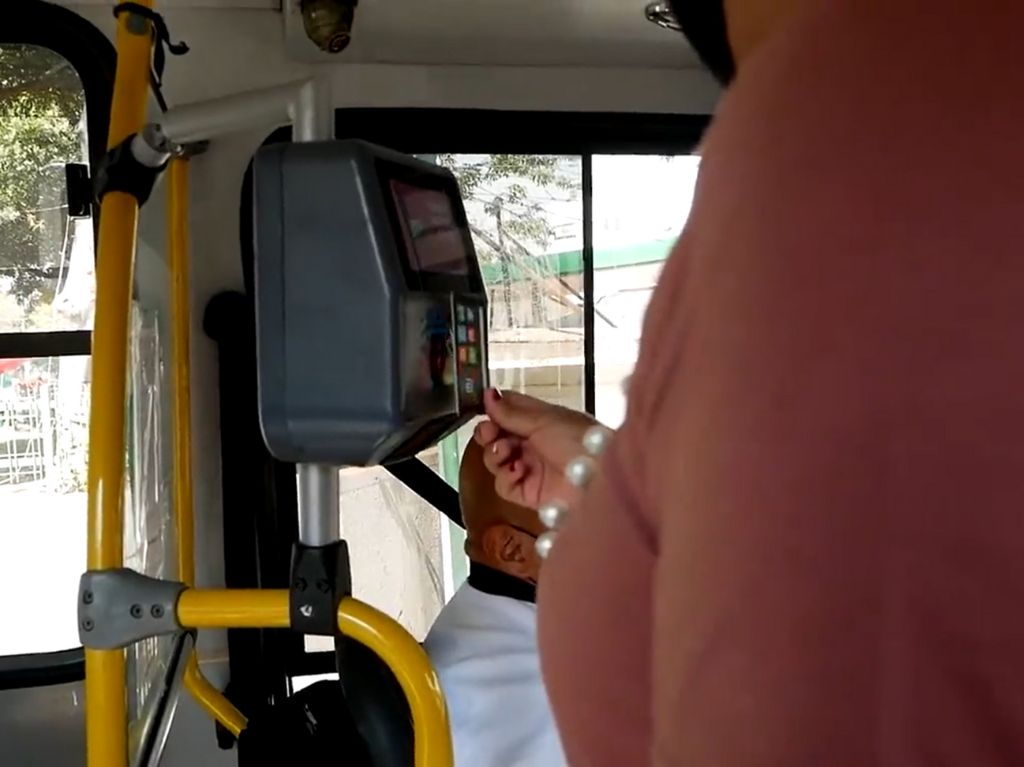 Solo pago con tarjeta de movilidad integrada en autobuses morados