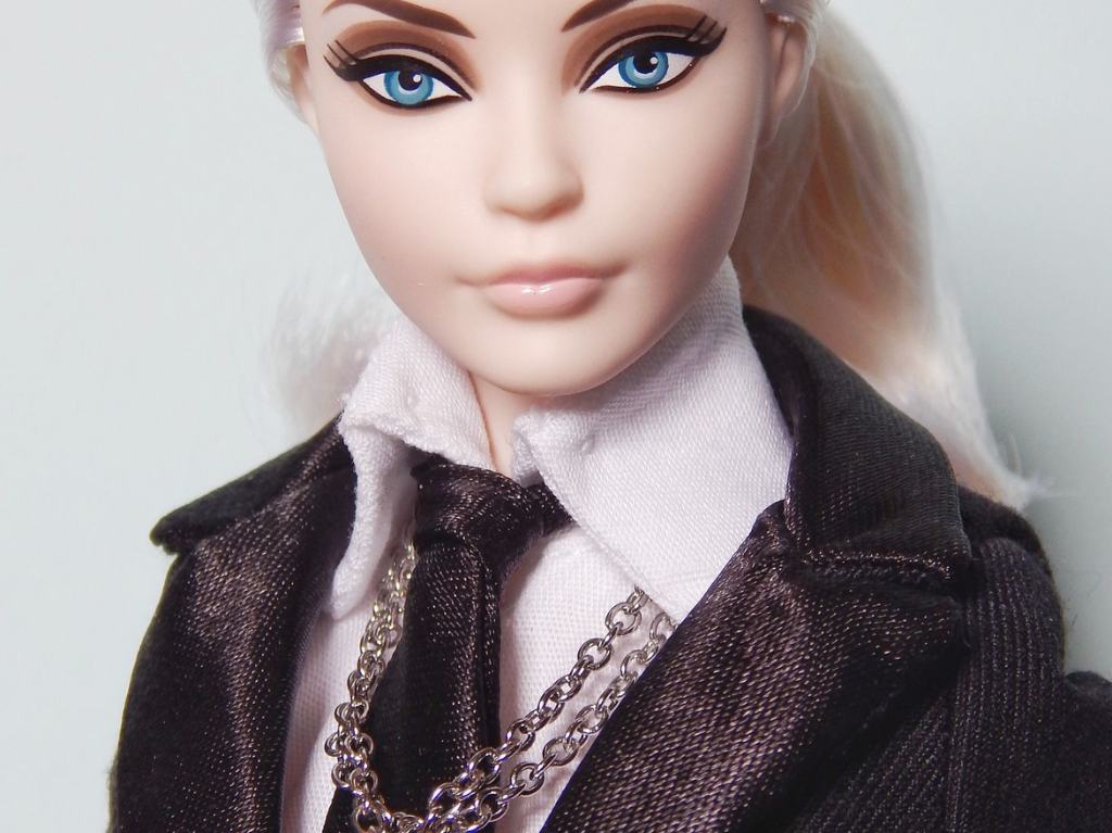 Barbie homenaje a Karl Lagerfeld