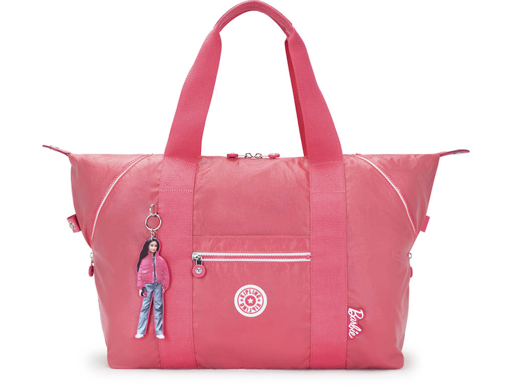 Barbie x Kipling: las bolsas y llaveros rosas del verano