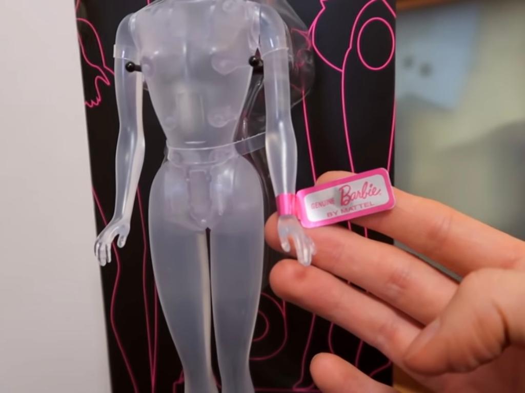 Muñeca Barbie transparente