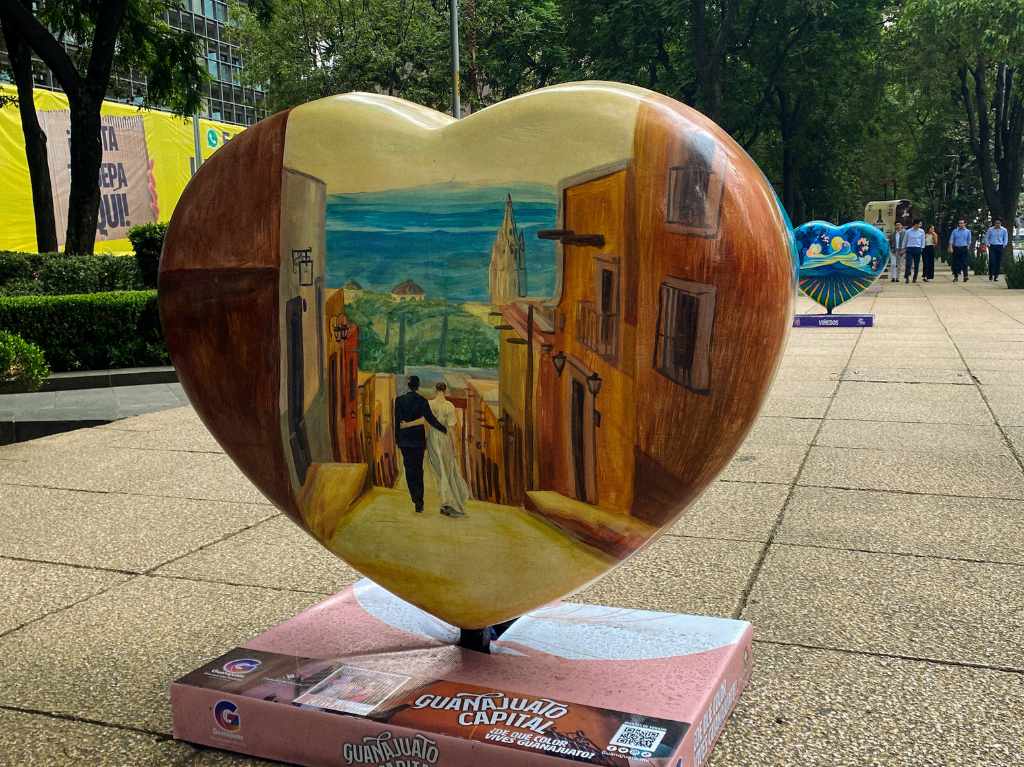 Corazones gigantes sobre Paseo de la Reforma