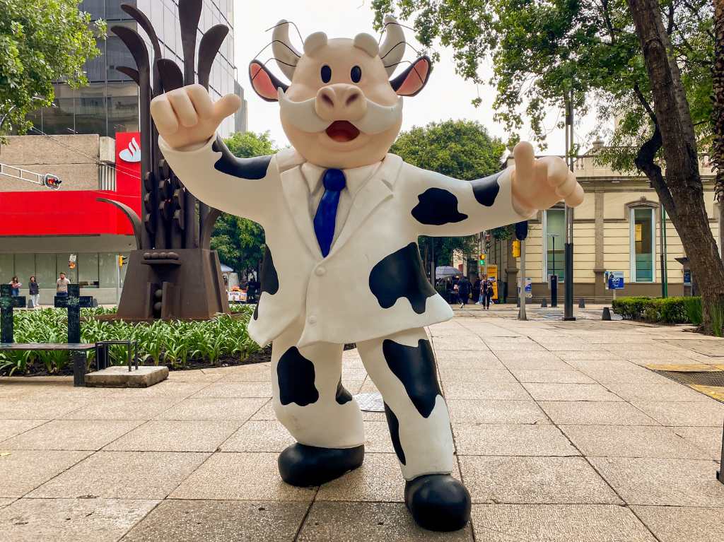 Exposición vacas en Reforma