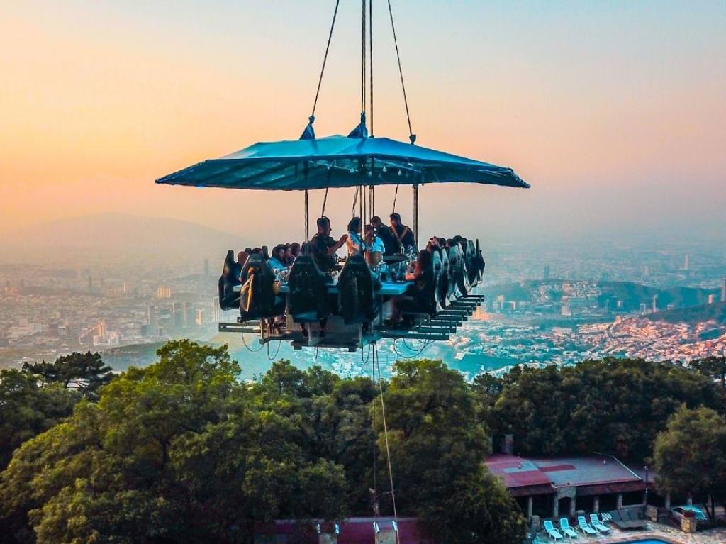 Ten una comida a 45 metros de altura en Dinner in the Sky 2023