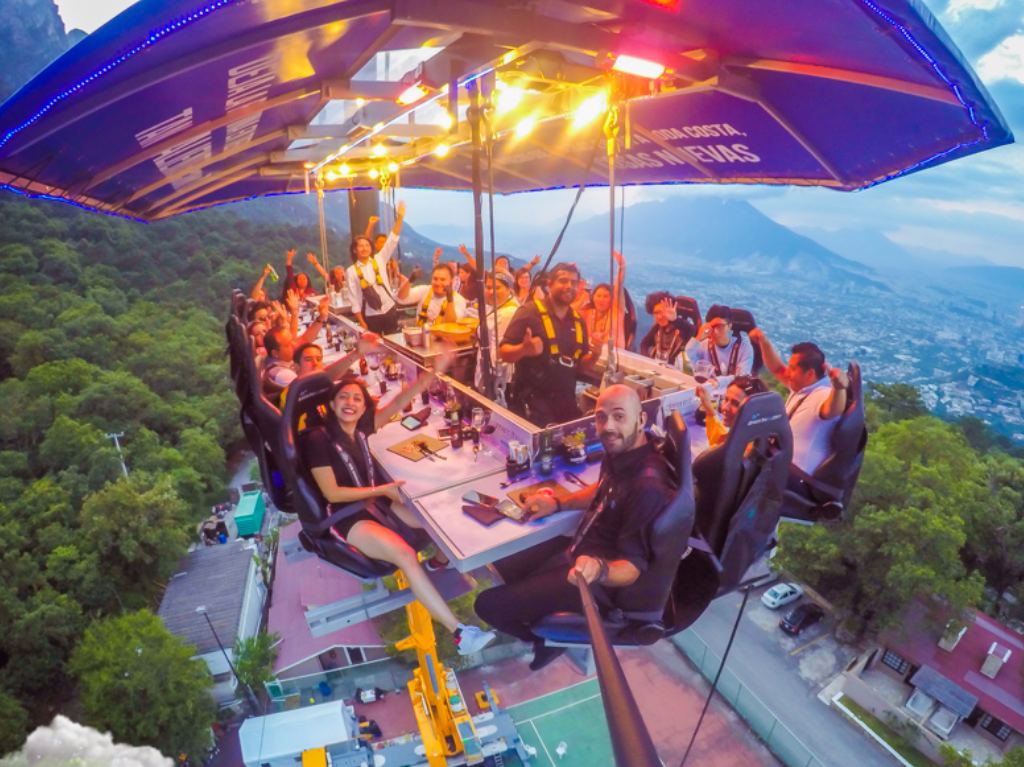 Ten una comida a 45 metros de altura en Dinner in the Sky 2023 