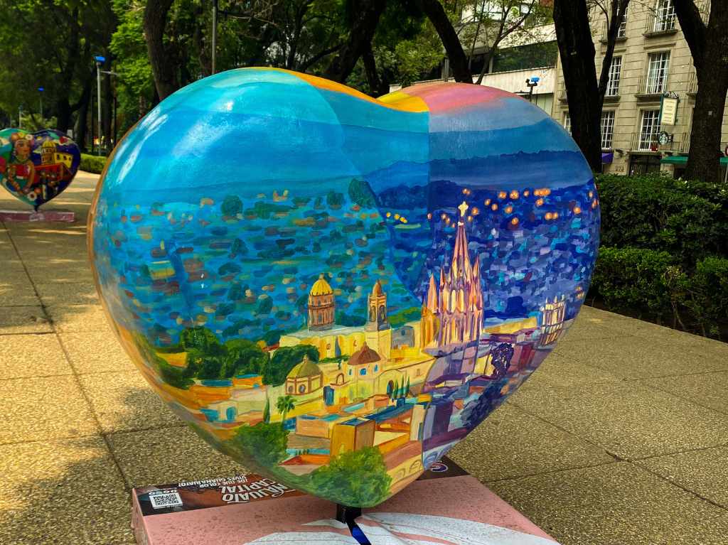 Exposición de corazones en Reforma