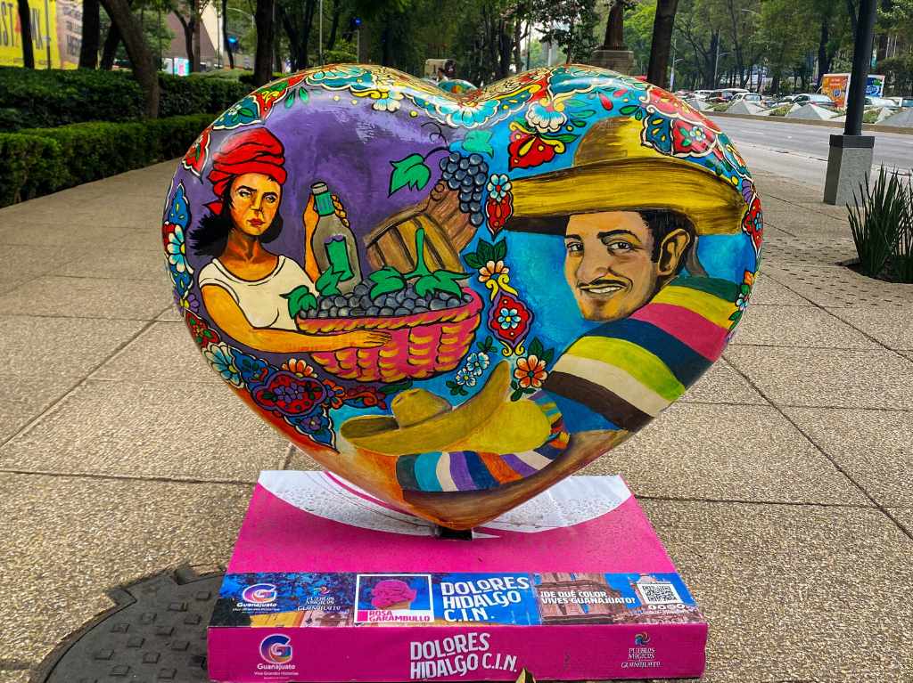 Exposición corazones gigantes en Paseo de la Reforma