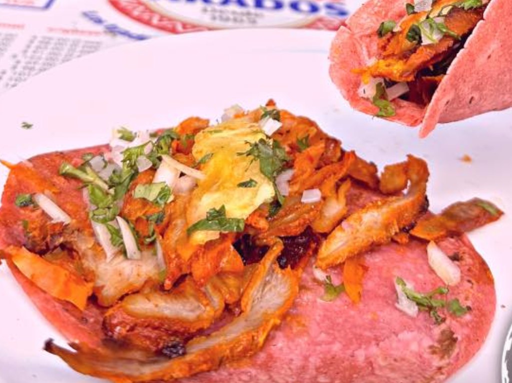 Así son los tacos de Barbie en CDMX ¡Llevan tortilla rosa!