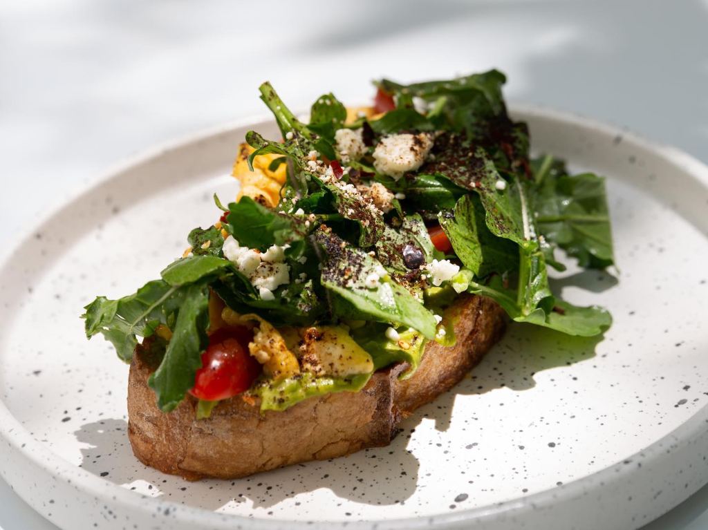 Guacamole Toast de e Sinónimo Café en Guadalajara