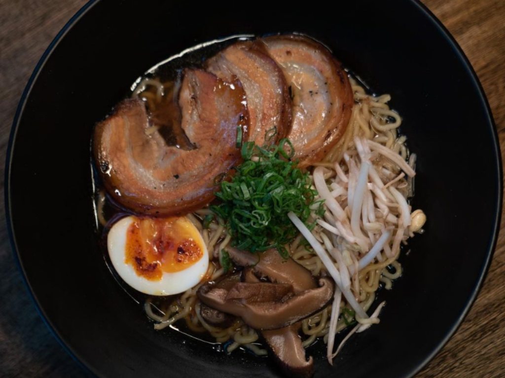 Sōōp Noodle Bar: el hotspot con barra de ramen y un speakeasy