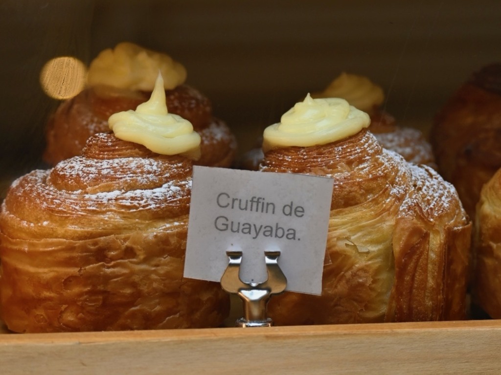 Cruffin de Guayaba en Conejo Blanco Café