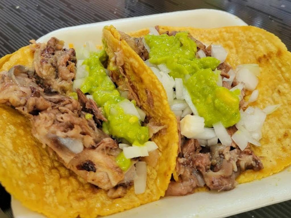 tacos de barbacoa con guacamole