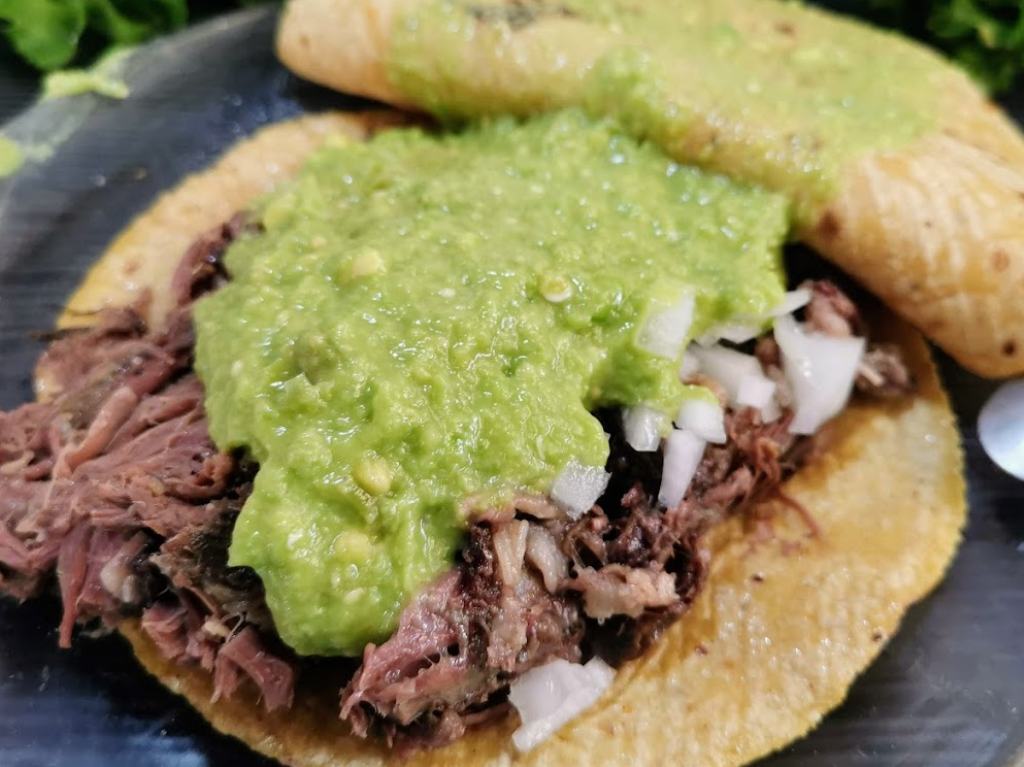 Tacos gigantes de barbacoa en el mercado San Joaquín; así es Tzintzuntzan 