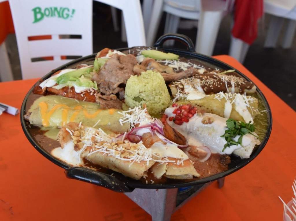 Plato con variedad de enchiladas