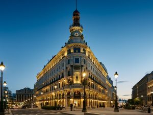 Hospédate en el Four Seasons Hotel Madrid, un lujo en España