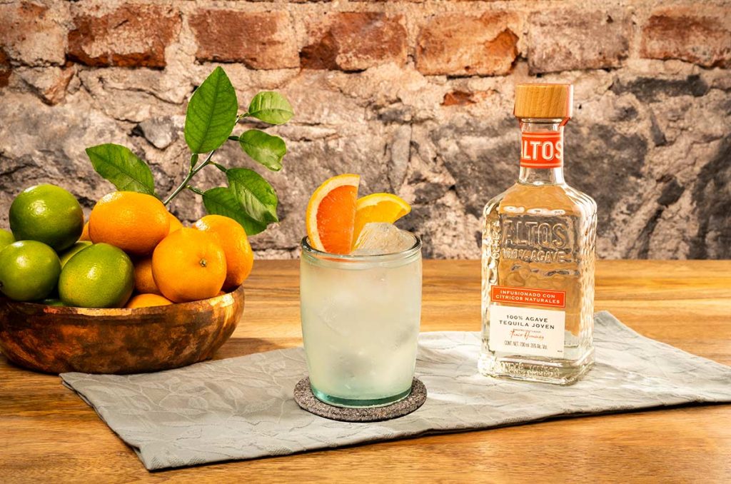 Dale un giro a tus reuniones con amigos y prepara tragos más ricos con tequila Altos Infusionado Cítricos e Infusionado Café. Su sabor natural les va a fascinar.