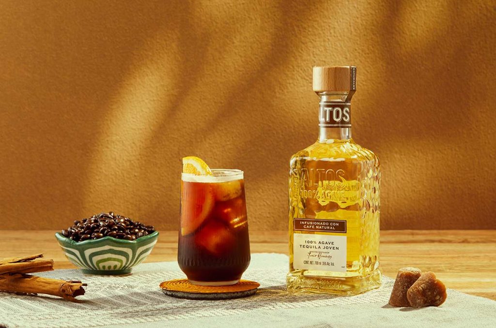 Dale un giro a tus reuniones con amigos y prepara tragos más ricos con tequila Altos Infusionado Cítricos e Infusionado Café. Su sabor natural les va a fascinar.