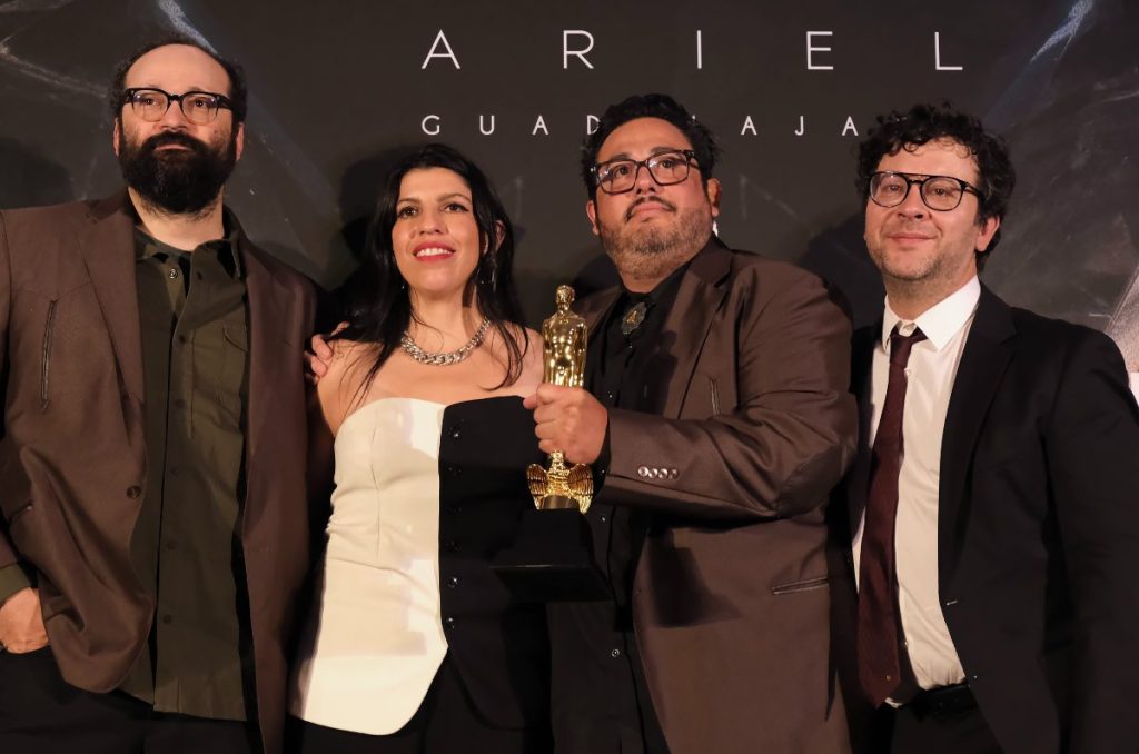 Staff de El Norte sobre el Vacío, ganadora a mejor película de los Ariel 2023