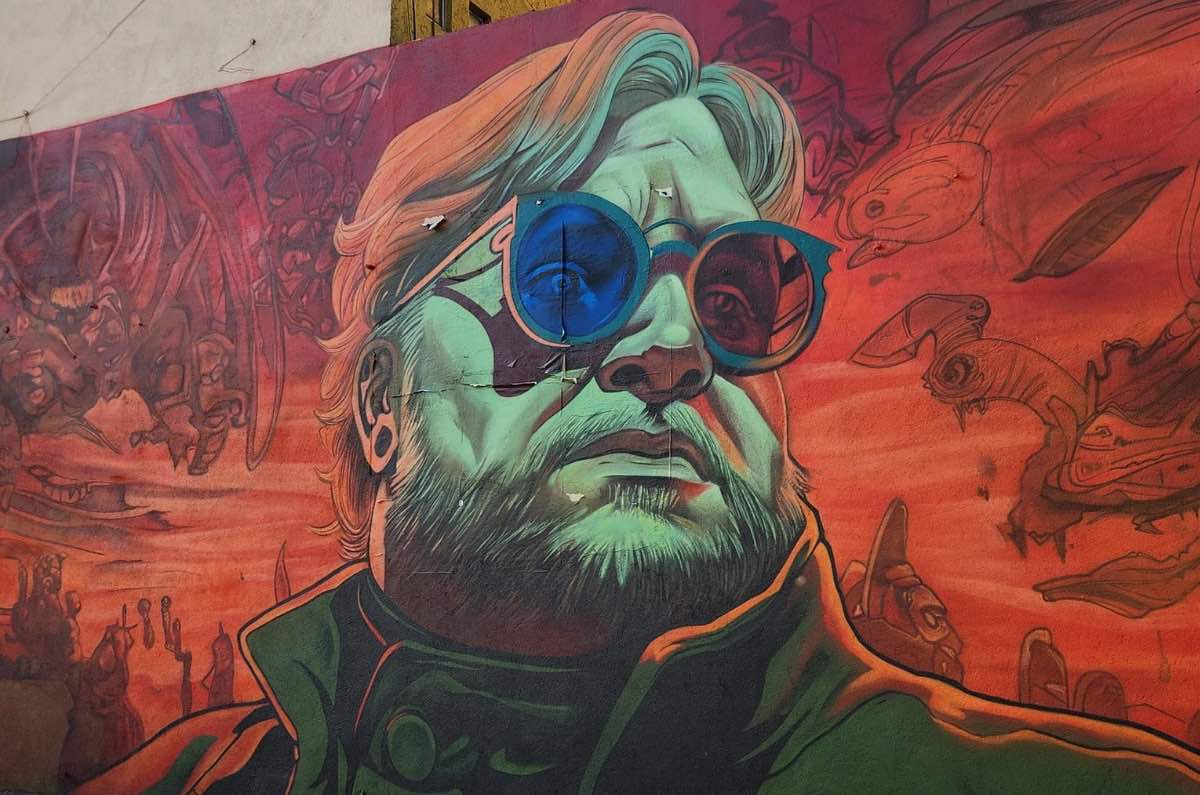 Mural de Guillermo del Toro en Coyoacán ¡Así reaccionó el director!