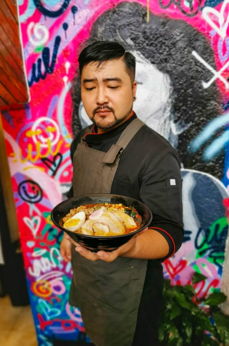 musica-de-anime-murales-y-tradicional-ramen-japones-en-manpuku-ramen-1