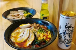 Música de anime, murales y tradicional ramen japonés en Manpuku Ramen