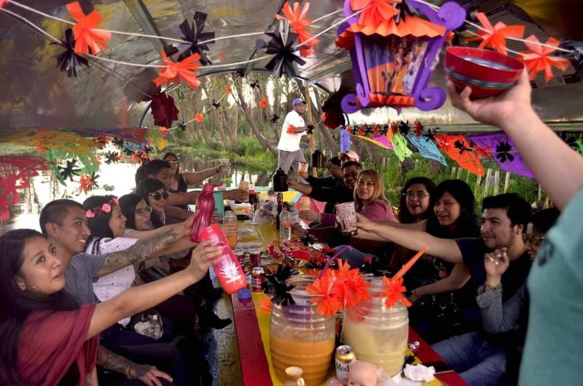 noche-de-terror-en-xochilco-trajinera