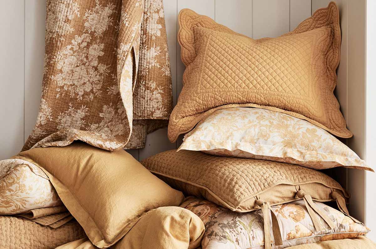 Pottery Barn decoración Fall/Winter 2023: Navidad, color dorado y Halloween