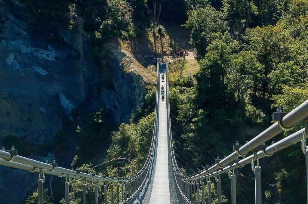 Puente colgante en Tlatlauquitepec