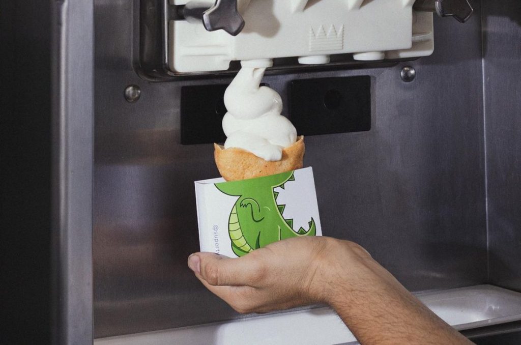 ¡Rawr! Este helado tiene un delicioso cono en forma de dinosaurio