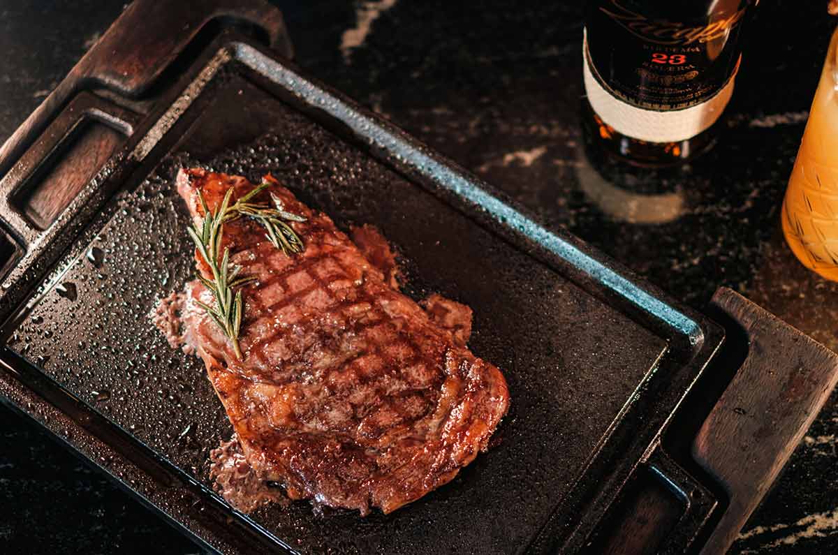 ribe-eye-el-maridaje-perfecto-si-existe-y-es-un-corte-de-carne-con-un-coctel-de-zacapa