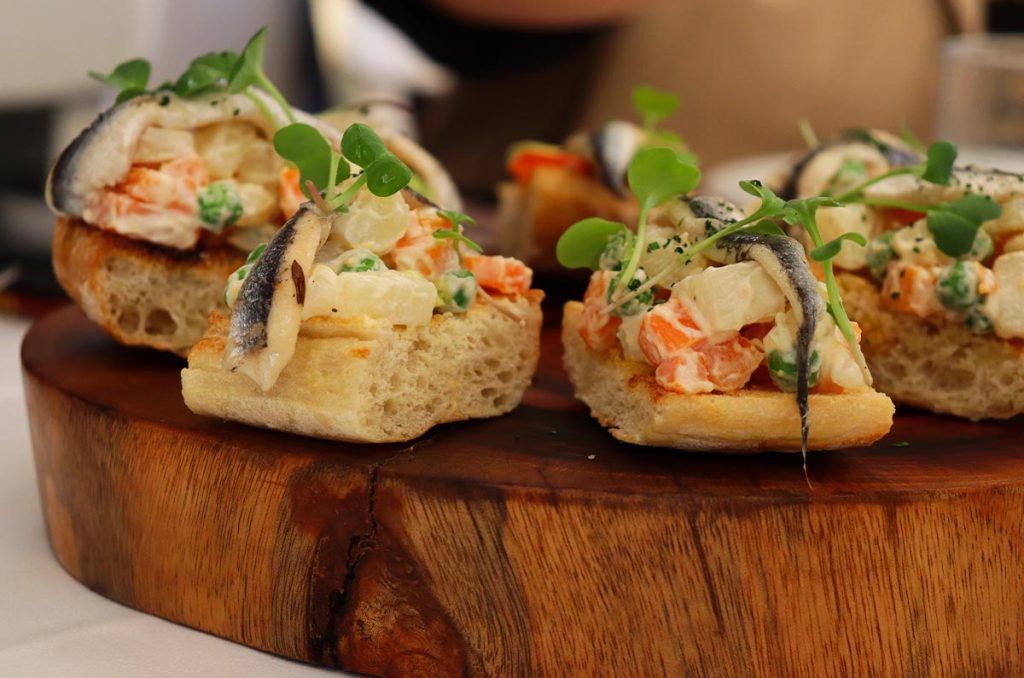 Montadito de ensaladilla Rusa con boquerón ajoblanco