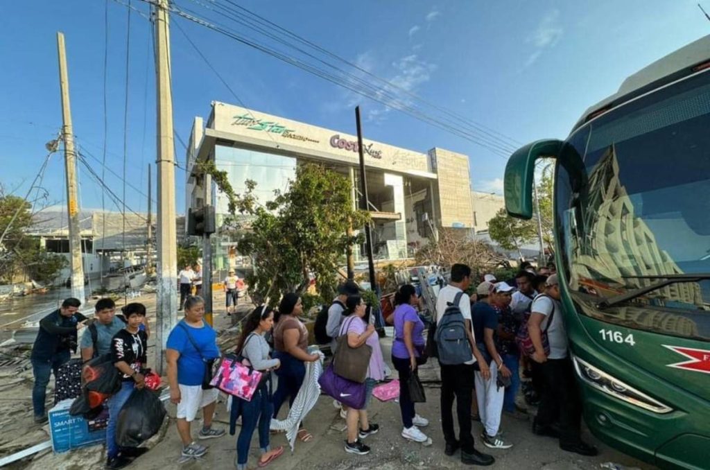 Autobuses llevan pasajeros GRATIS de Acapulco a CDMX tras huracán Otis