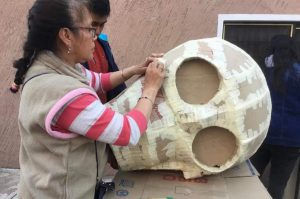 Aprende a hacer cráneos y Catrinas en este taller de cartonería en CDMX